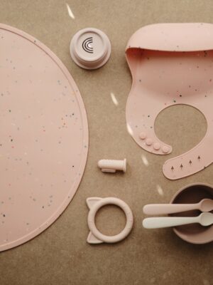 set-de-table-en-silicone-confetti-pink-powder-mushie.7zbk41.max